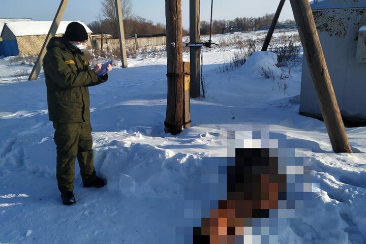Мужчина нашел на обочине дороги замерзшего насмерть односельчанина