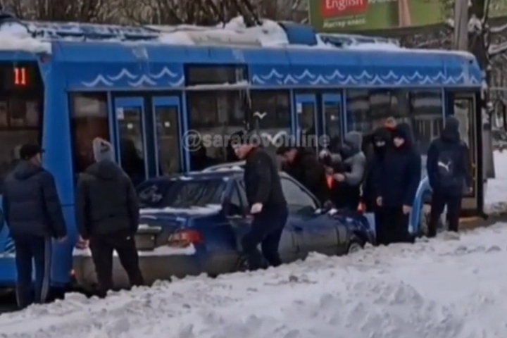 «Может, они президента Путина позовут? Он-то им жопы напорет»: юный житель Саратова предложил решение проблемы с авариями на неочищенных дорогах