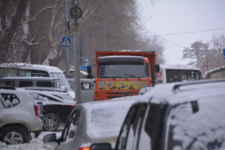 Снегопад в Саратове: город стоит в девятибалльных пробках, парализованный мелкими ДТП (движение тормозит и отсутствие парковок)