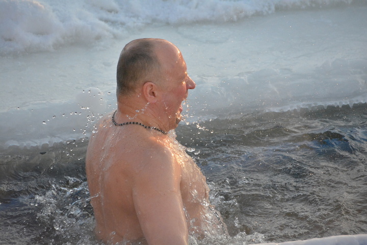 В крещенских купаниях на набережной приняли участие всего несколько сотен саратовцев