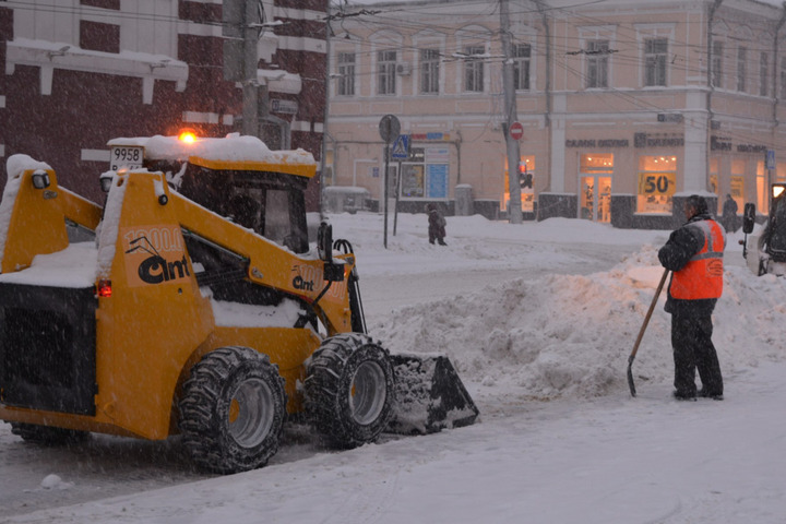 «Директора нанимают „Бобкэты“ за свои деньги»: депутат Госдумы назвал ситуацию с уборкой снега во дворах школ «произволом»