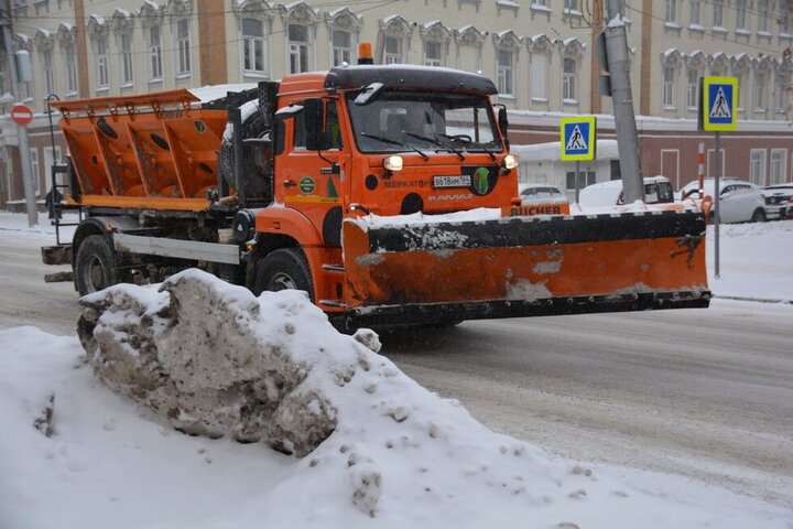 Горожан попросили не парковать машины на нескольких центральных улицах из-за уборки снега: названы адреса