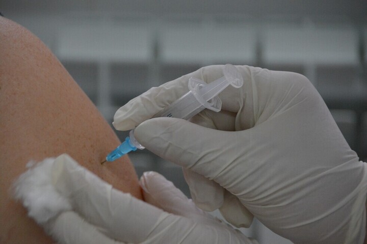 Главврач назвала число жителей региона, у которых появились побочные проявления вакцины «Спутник V», и рассказала об одном заболевшем медике