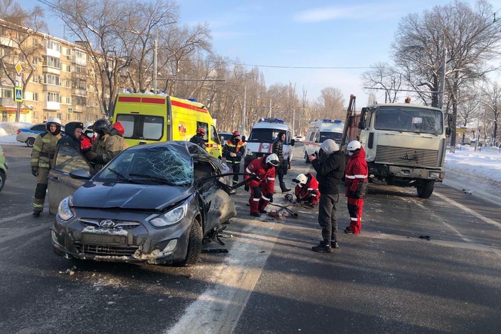 В столкновении Hyundai Solaris и грузовика около Трофимовского моста пострадал молодой человек
