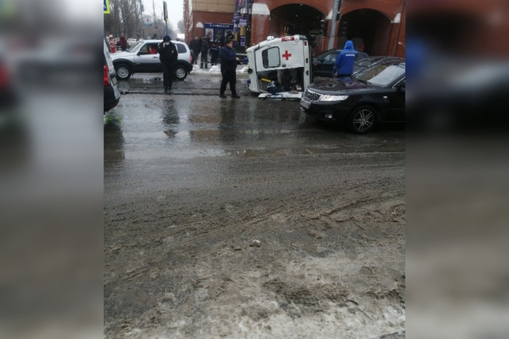 В Саратове после ДТП с автомобилем полиции перевернулась машина «скорой помощи». Пациент скончался