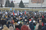 Более тысячи протестующих пришли на главную площадь Саратова и устроили митинг под окнами правительства