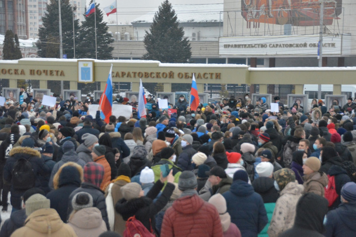 Более тысячи протестующих пришли на главную площадь Саратова и устроили митинг под окнами правительства