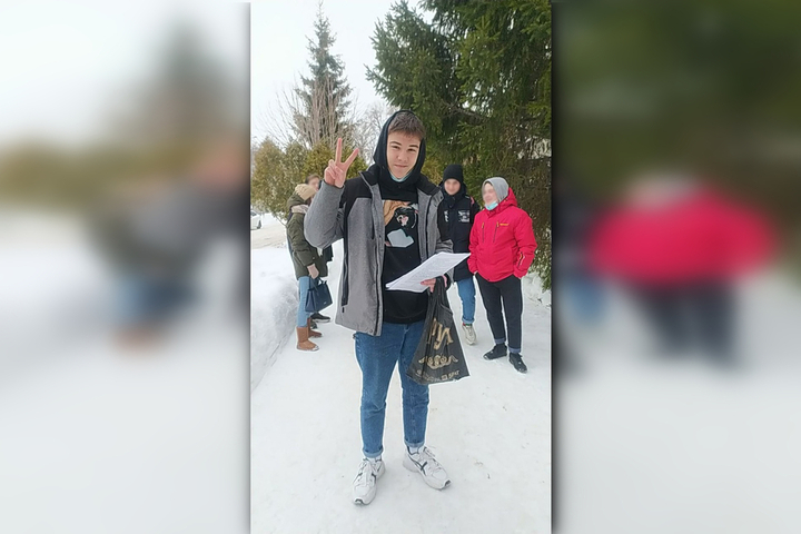 18-летний активист штаба Навального из Балаково вышел на свободу. Ему «пришлось признать вину» в организации акции 23 января