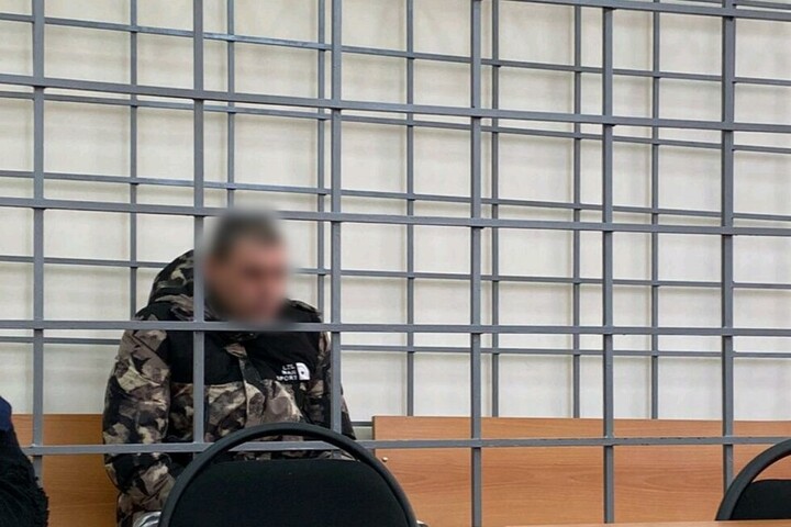 Житель Пугачевского района зарезал пьющего сожителя матери за мат в ее адрес и сам сдался полицейским: приговор