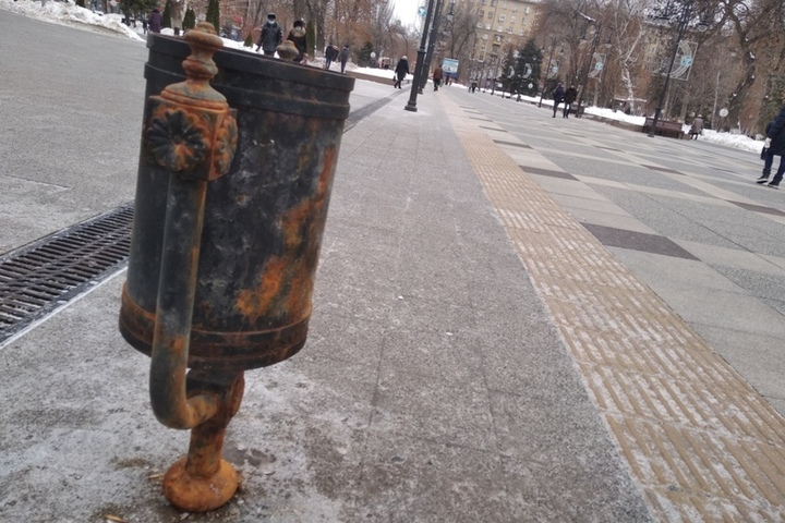 На площади Кирова заржавели новые урны (год назад то же самое произошло на проспекте)