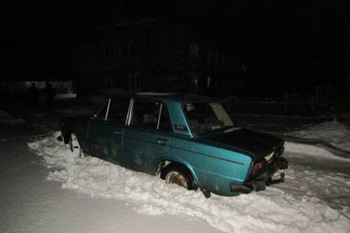 В Марксе задержали мужчину, который решил угнать автомобиль и застрял в снегу недалеко от парковки