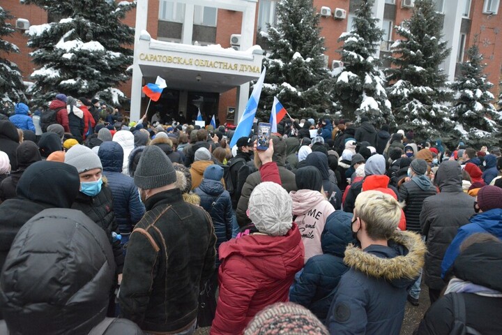 Спикер Госдумы объяснил, почему россияне выходят на митинги и критикуют президента