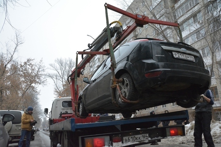 Из центра Саратова эвакуаторы увезли авто нарушителей парковки (стало известно, почему в прошлом году забирали в среднем менее двух машин в день)