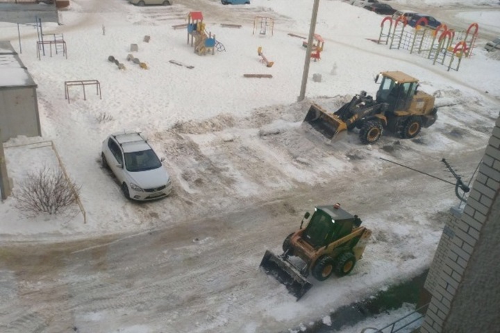 В Балаково сотрудники ФСБ ищут неизвестных, расстрелявших снегоуборочную машину