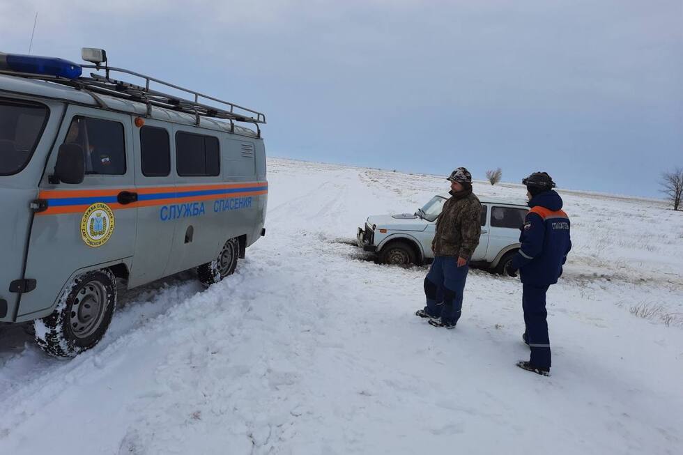 Машина с двумя детьми вылетела в кювет и застряла: спасатели пришли на помощь замерзающим людям