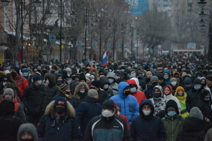 Несмотря на предупреждения полиции, около 300 участников несанкционированного митинга двинулись шествием по центру Саратова