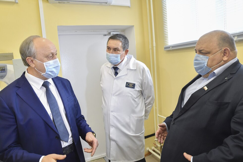 «Все меры предпринять, вплоть до уголовной ответственности»: Радаев во время посещения новой поликлиники не нашел там пациентов и МРТ, но заметил текущую крышу