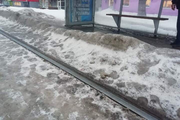 Жительница Заводского района возмутилась, что саратовцы получают травмы из-за «ледяной горки» на трамвайной остановке 