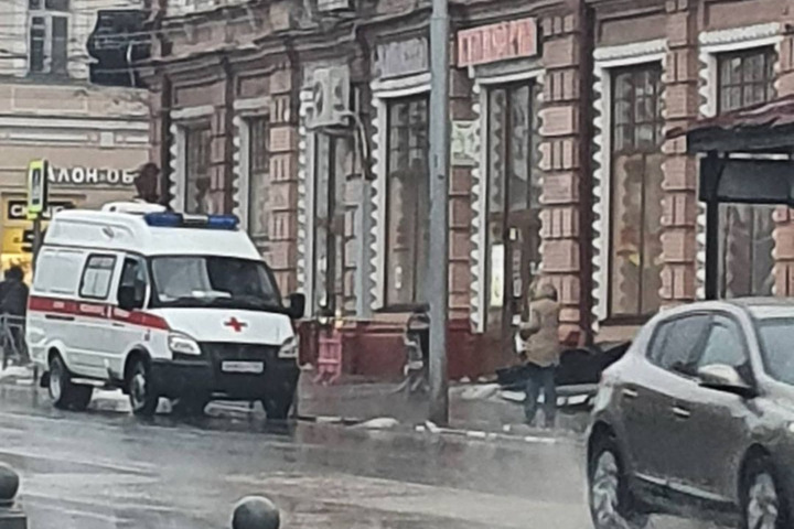 Со здания напротив правительства Саратовской области на 83-летнюю пенсионерку упала глыба льда: женщина в тяжелом состоянии