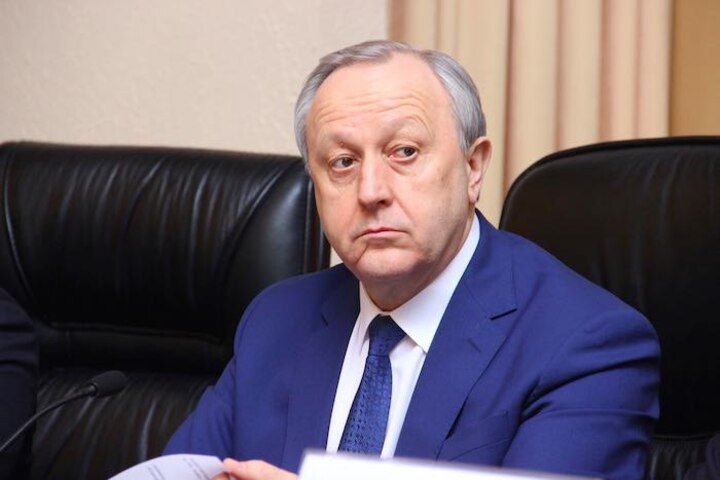 Из-за скандала с привлечением учителей к уборке снега губернатор Радаев потерял три строчки в рейтинге влиятельности