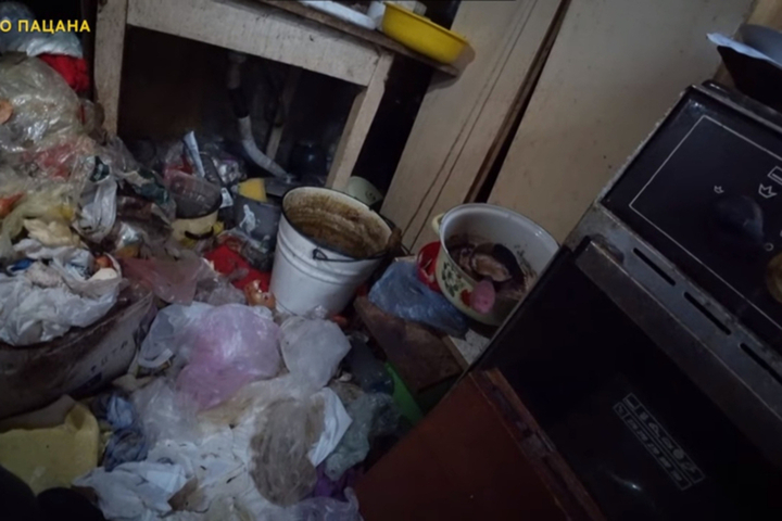 Прокуроры собрались прийти в гости к саратовскому школьнику, живущему в заваленной мусором квартире (в ведомстве положительно охарактеризовали героя видео и его мать)