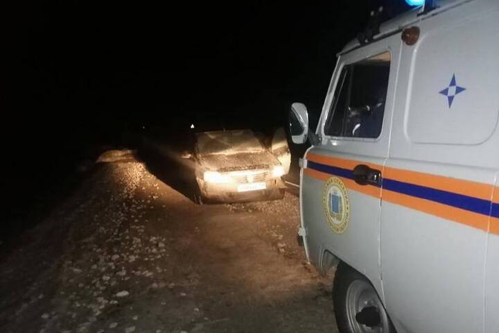 Пробил колесо и закончился бензин: спасатели эвакуировали замерзающих пассажиров иномарки в Ртищевском районе
