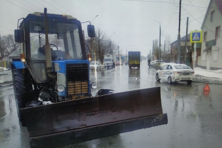 За сутки два таксиста в Саратове и Энгельсе попали в ДТП: госпитализированы три пассажирки