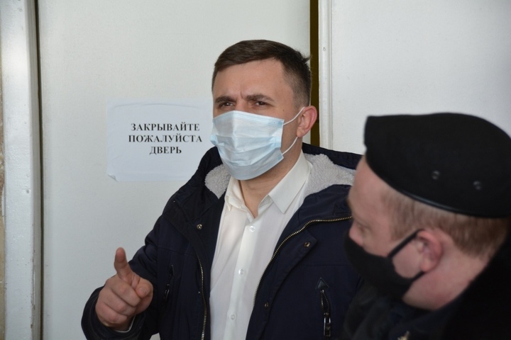 Коммунист Николай Бондаренко прибыл в суд. Новость о его задержании стала главной в России по версии агрегатора «Яндекса»