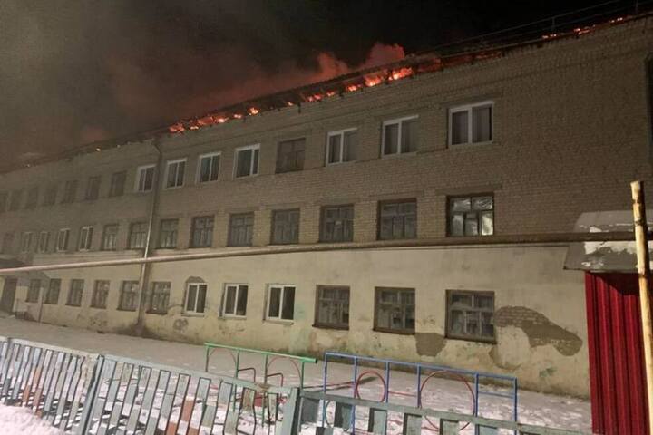 В районном центре Саратовской области ночной пожар уничтожил крышу школы, где обучаются более 200 детей