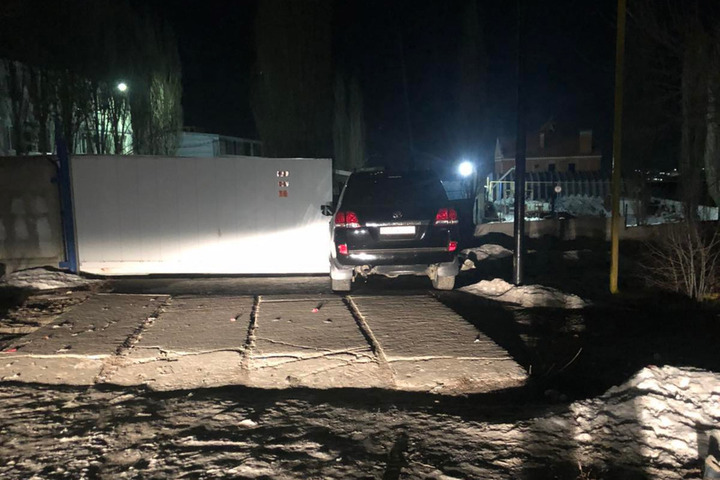 В Саратове водитель Toyota Land Cruiser врезался в стену: два человека в больнице