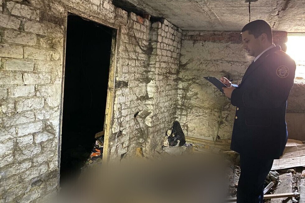 Слесарь-сантехник спустился в подвал дома на Соколовогорской и обнаружил там тело неизвестного мужчины