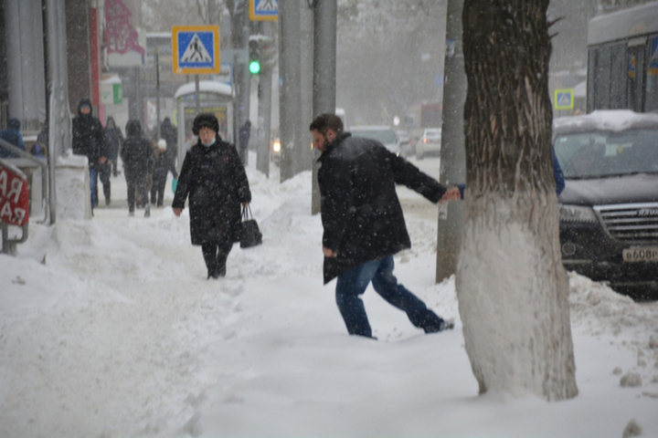 Сильный снег, туман и гололед: горожан предупреждают о перебоях в работе транспорта и просят осторожнее передвигаться по улицам