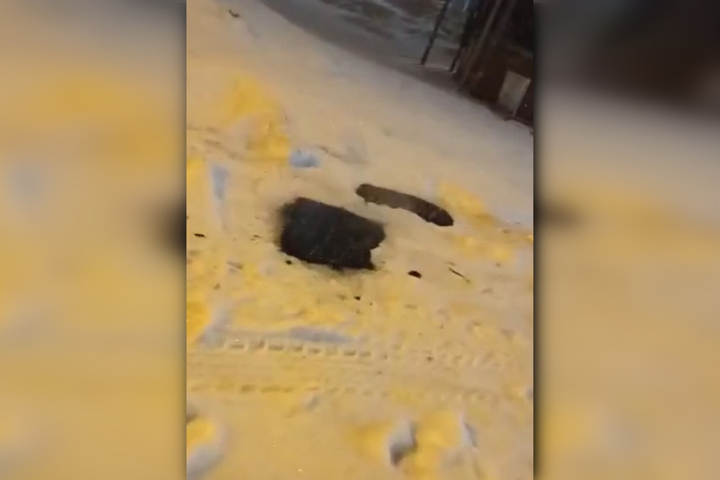 «Сделано это во благо города»: в Балаково во время ночного снегопада сделали ямочный ремонт (видео)
