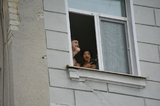 Саратовца, кричавшего из окна своей квартиры на 5 этаже, признали участником несанкционированного шествия — ему назначили штраф