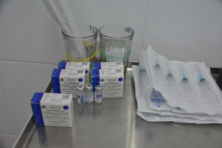 «Рогов и копыт не будет»: чиновник ответил на вопрос о том, насколько безопасна вакцина от коронавируса