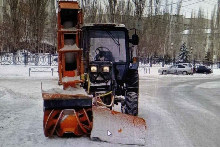 В Заводском районе снегоуборочный трактор сбил пенсионера на пешеходном переходе