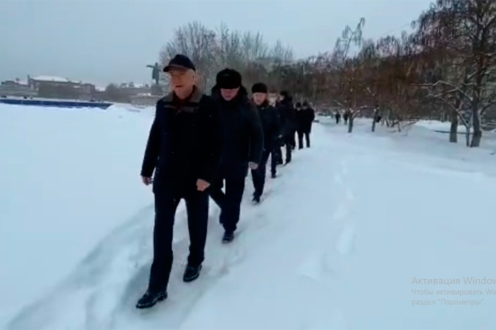 Из-за пробок в Саратове Вячеслав Володин с чиновниками решили пойти пешком на встречи с жителями (видео)