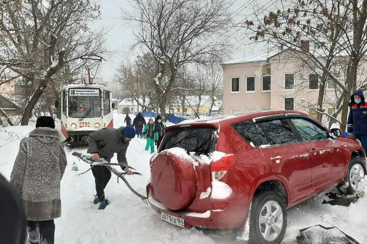 Снежный коллапс. Женщина за рулем иномарки попыталась объехать пробку и застряла на трамвайных путях