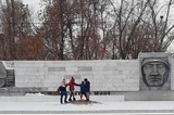 Жители Вольска пожаловались на детей, плевавших в «вечный огонь»: прокуратура начала проверку