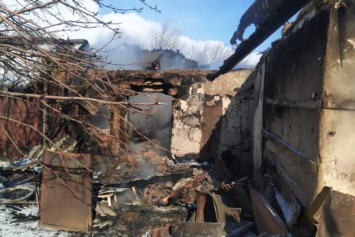 На пепелище дома в Ершовском районе нашли тело 52-летнего мужчины 