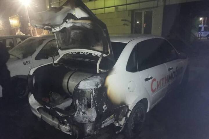 Ночью на Большой Садовой сгорели два автомобиля такси «СитиМобил»: речь может идти о поджоге