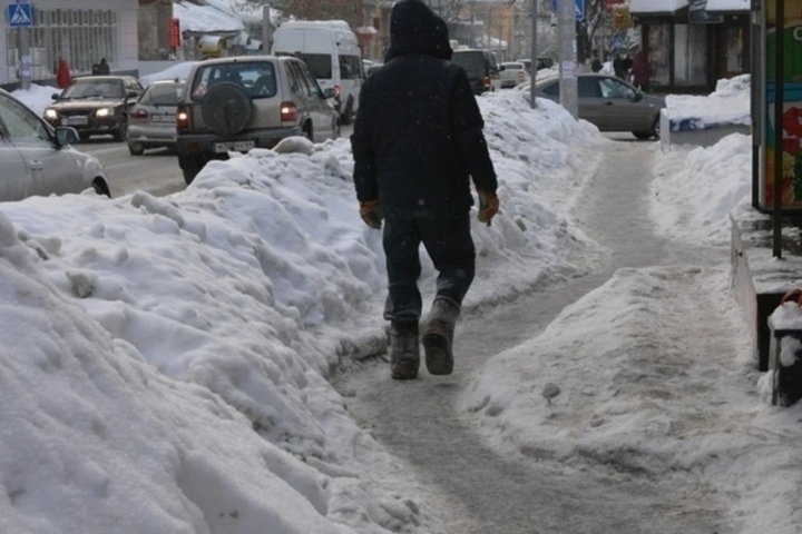 За снежные валы на остановках транспорта и гололед на улицах мэр Исаев получил очередное представление от прокуроров