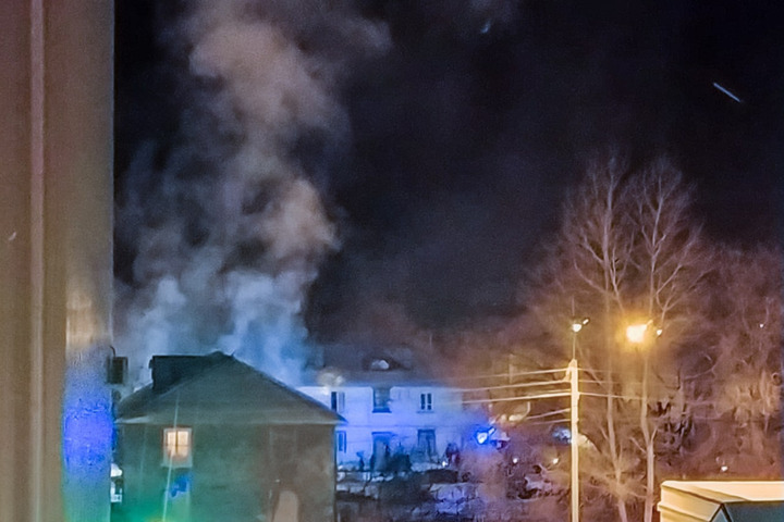 В Балаково загорелся жилой дом: эвакуированы 14 жильцов, трое из них временно поселились в санатории