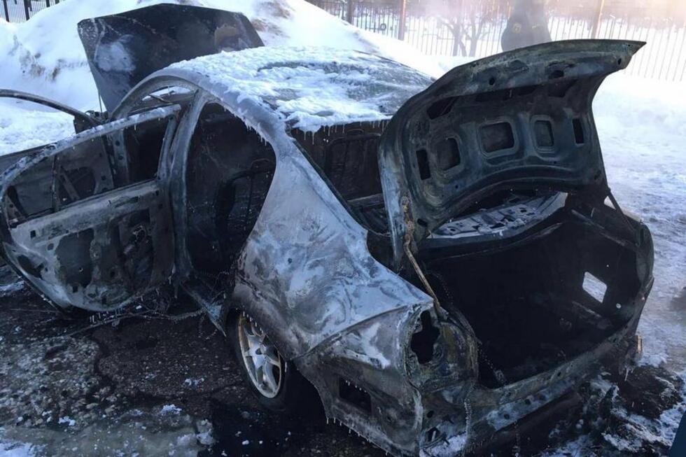 В Балаково на дороге загорелся автомобиль (видео)