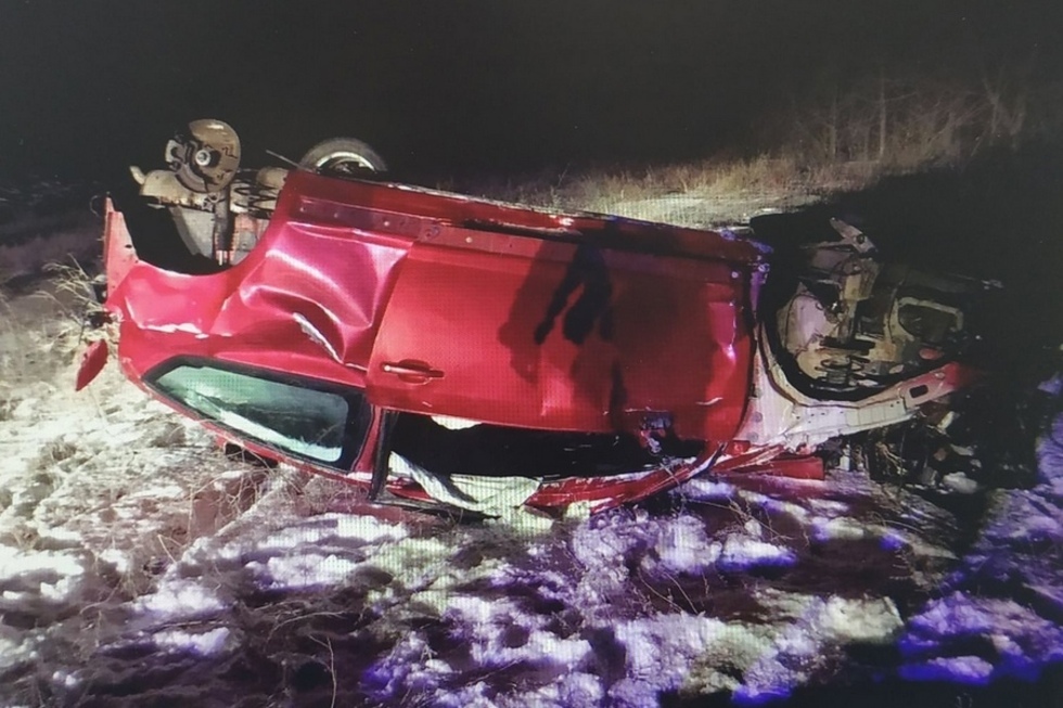 Молодой водитель опрокинул Citroen на ночной трассе, его 20-летний пассажир скончался в больнице