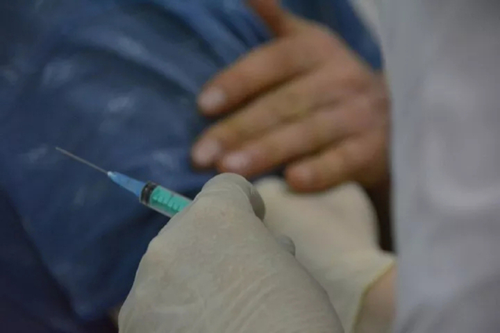 В России зарегистрировали новую вакцину от COVID-19. Она сделана из цельного коронавируса