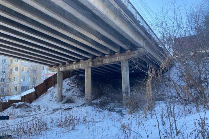 Молодой человек упал с моста через Глебучев овраг. Следователи заметили «сквозное разрушение асфальтобетонного покрытия» и начали проверку