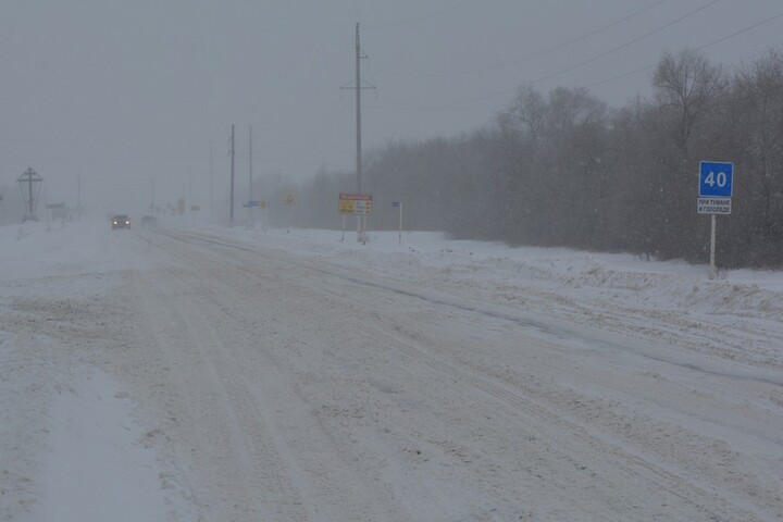 Метель и аномальный холод: 375-километровый участок федеральный трассы в Саратовской области оставят перекрытым до утра