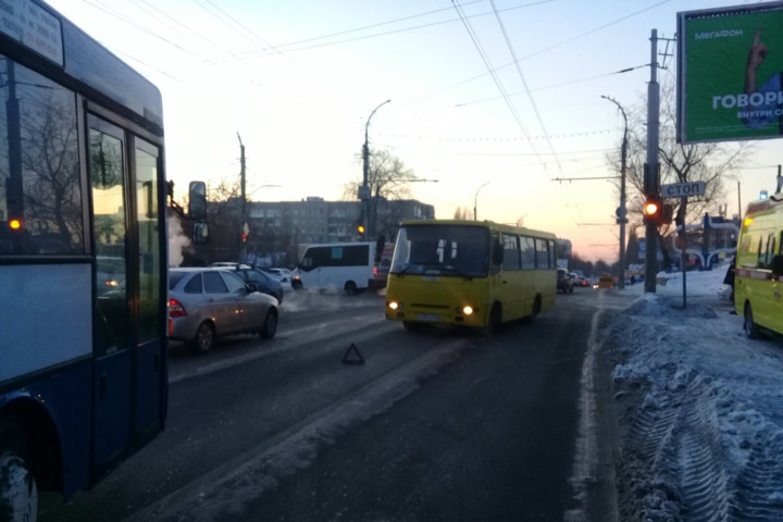 В Саратове столкнулись две маршрутки: пострадал пассажир, образовалась пробка