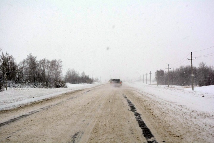 Из-за метели в трех районах Саратовской области ограничили движение автомобилей